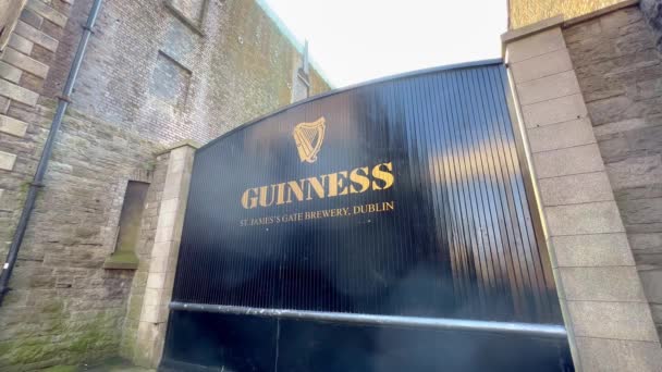 Guinness Brewery and Storehouse in Dublin - DUBLIN, IRELAND - APRIL 20, 2022 — Wideo stockowe