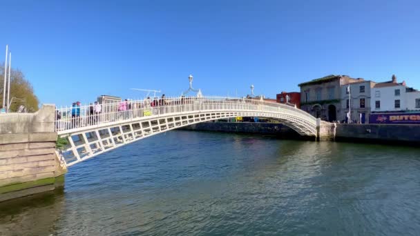 都柏林利菲河上的Ha Penny桥- -爱尔兰杜布伦市- - 4月20日。2022年 — 图库视频影像
