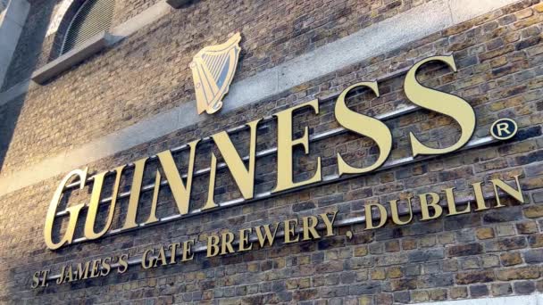 Guinness Brewery and Storehouse in Dublin - DUBLIN, IRELAND - APRIL 20, 2022 — Wideo stockowe