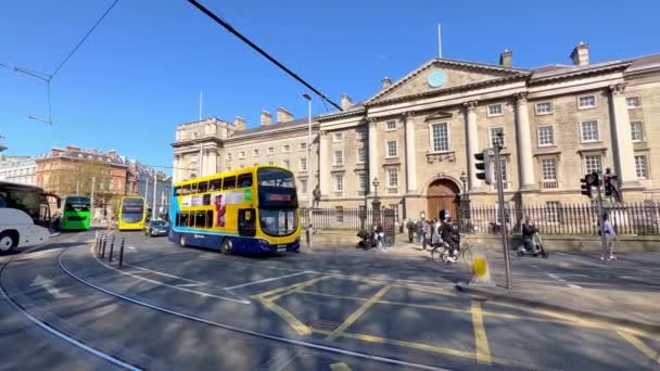 Trinity College στο Δουβλίνο - DUBLIN, ΙΡΛΑΝΔΙΑ - 20 Απριλίου. 2022 — Αρχείο Βίντεο