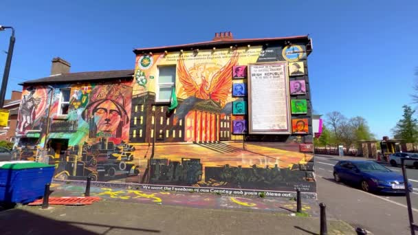 Die berühmten Wandmalereien von Belfast an den Häusern und der Friedensmauer - BELFAST, UK - 25. April 2022 — Stockvideo