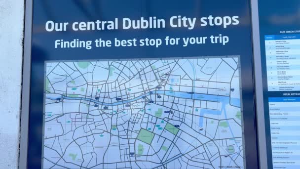 Airport Express Bus op Dublin Airport - DUBLIN, Ierland - APRIL 20, 2022 — Stockvideo