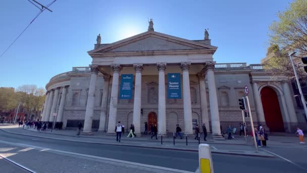 Bank of Ireland in Dublin - DUBLIN, IRELAND - APRIL 20. 2022 — Stock Video