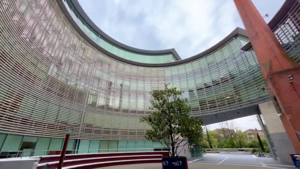 Moderno edificio de oficinas en Dublín llamado The Oval - DUBLIN, IRLANDA - 20 DE ABRIL. 2022 — Vídeos de Stock
