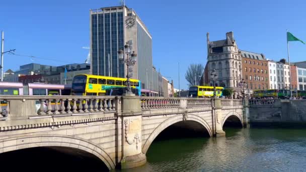 O Connell Bridge i centrala Dublin - DUBLIN, IRLAND - APRIL 20. 2022 — Stockvideo