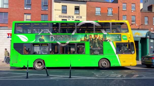 Public Transport in Dublin - DUBLIN, IRELAND - APRIL 20. 2022 — Vídeo de Stock