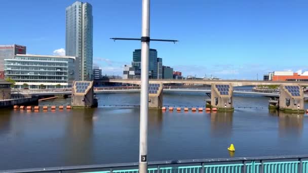 Río Lagan en la ciudad de Belfast — Vídeos de Stock