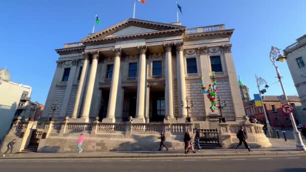 Dublin City Hall i centrum - DUBLIN, IRLAND - APRIL 20. 2022 — Stockvideo