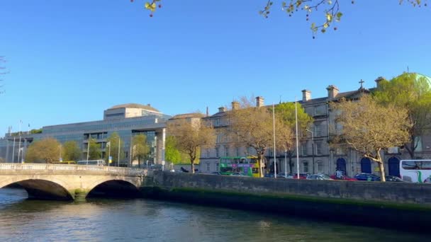 The bridges over River Liffey in Dublin — Video Stock