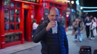 Geceleri Dublin 'in Temple Bar bölgesinde bira içen adamlar, seyahat fotoğrafçılığı.