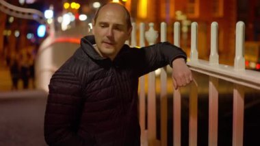 Dublin 'deki Ha Penny Köprüsü' nde duran genç adam - seyahat fotoğrafçılığı