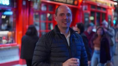 Geceleri Dublin 'in Temple Bar bölgesinde bira içen adamlar, seyahat fotoğrafçılığı.