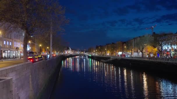 Hermosa Dublín con el río Liffey por la noche - fotografía de viaje — Vídeo de stock