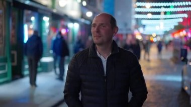 Walking through the Temple Bar district in Dublin by night - Ireland travel photography