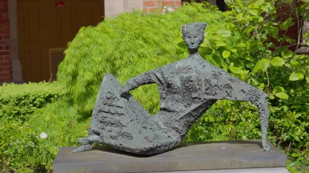 Escultura Artística Nos Jardins Universidade Queens Belfast Belfast Reino Unido — Vídeo de Stock
