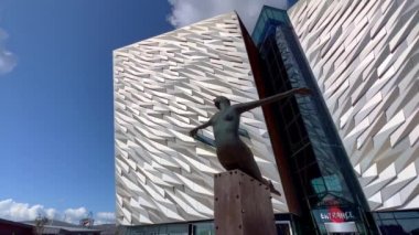 Belfast şehrindeki modern Titanik binası - BELFAST, İngiltere - 25 Nisan 2022