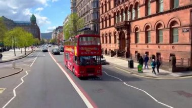 Belfast 'taki gezi otobüsü - BELFAST, İngiltere - 25 Nisan 2022