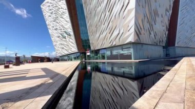 Belfast şehrindeki modern Titanik binası - BELFAST, İngiltere - 25 Nisan 2022