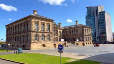 River Lagan 'daki Belfast Gümrük Dairesi - BELFAST, İngiltere - 25 Nisan 2022