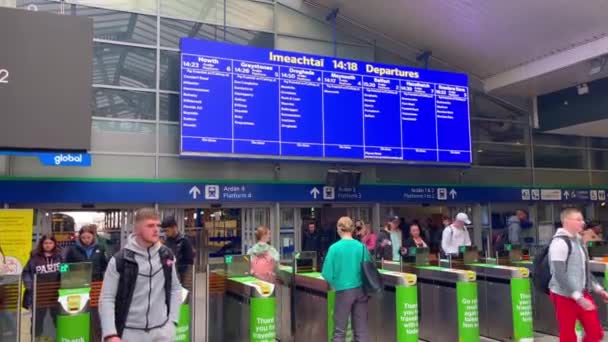 Connolly Station w Dublinie - Dworzec Centralny - DUBLIN, IRLANDIA - 20 kwietnia. Rok 2022 — Wideo stockowe