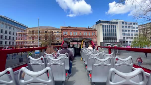 Vyhlídkový autobus ve městě Belfast - BELFAST, Velká Británie - 25. 4. 2022 — Stock video