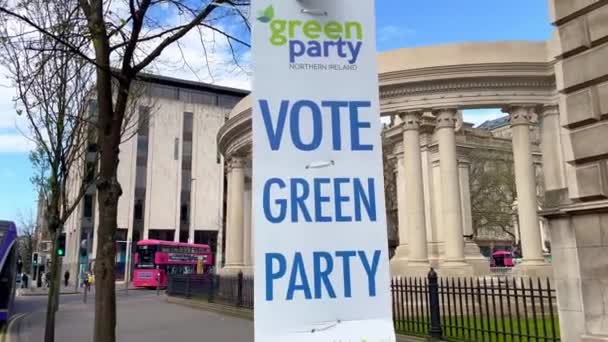 Voto Green Party propaganda na Câmara Municipal de Belfast - BELFAST, Reino Unido - 25 de abril de 2022 — Vídeo de Stock