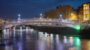 Dublin 'deki ünlü Ha Penny Köprüsü - seyahat fotoğrafçılığı