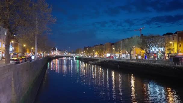 Hermosa Dublín con el río Liffey por la noche - fotografía de viaje — Vídeo de stock