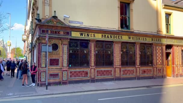 Famous Crown Bar in Belfast - BELFAST, UK - APRIL 25, 2022 — Stock Video
