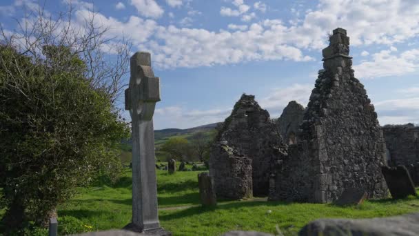 Starověký hřbitov a zřícenina kostela v Severním Irsku - cestovní fotografie — Stock video