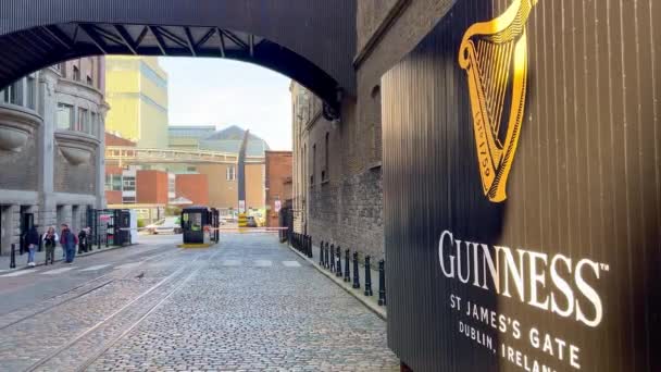 Guinness Brewery and Storehouse in Dublin - DUBLIN, IRLANDA - 20 de abril de 2022 — Vídeo de Stock