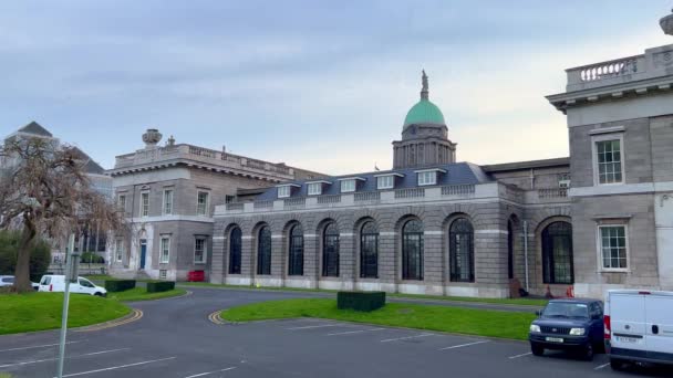 Custom House Dublin located at River Liffey - DUBLIN, ΙΡΛΑΝΔΙΑ - 20 Απριλίου. 2022 — Αρχείο Βίντεο