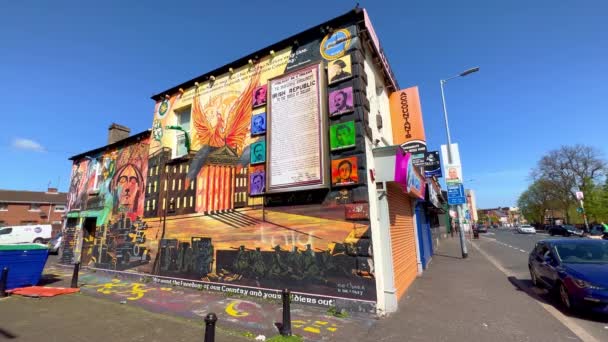 Den berömda Wall Murals of Belfast på husen och Peace Wall - BELFAST, Storbritannien - APRIL 25, 2022 — Stockvideo