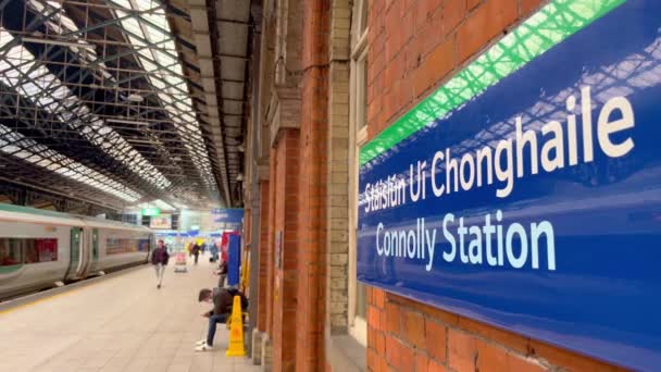 Connolly Station em Dublin - a estação central - DUBLIN, IRLANDA - 20 de abril. 2022 — Vídeo de Stock
