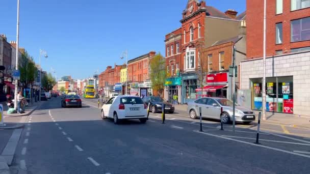 Camden street in Dublin on a sunny day - DUBLIN, IRELAND - APRIL 20. 2022 — Stockvideo