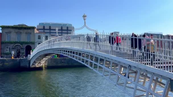 Ha Penny Bridge over River Liffey in Dublin - DUBLIN, IRELAND - APRIL 20. 2022 — Stockvideo