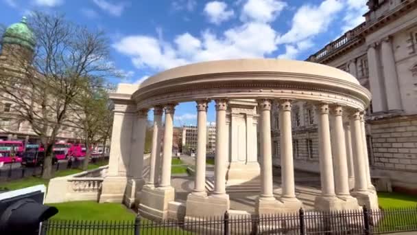 Belfast City Hall w centrum miasta - BELFAST, Wielka Brytania - 25 kwietnia 2022 — Wideo stockowe