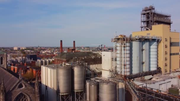 Guinness Brewery and Storehouse in Dublin St James Gate - vista de cima - DUBLIN, IRLANDA - 20 de abril de 2022 — Vídeo de Stock