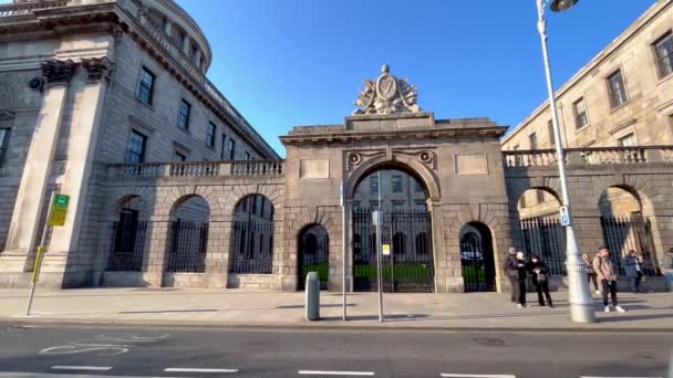 Four Courts in the city center of Dublin - DUBLIN, IRELAND - APRIL 20, 2022 — Stockvideo