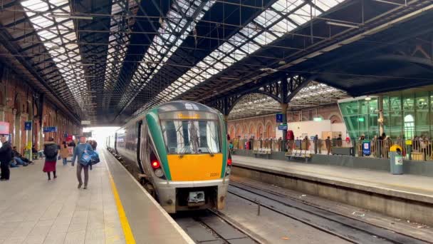 Connolly Station in Dublin - the central station - DUBLIN, IRELAND - APRIL 20. 2022 — Stok video