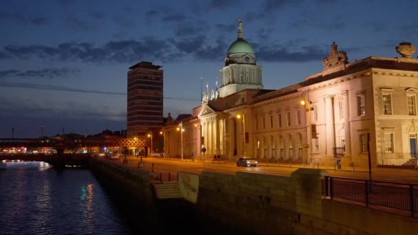 Custom House Dublin v noci - cestovní fotografie — Stock video