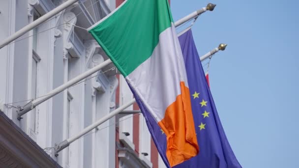 Les Irlandais et le drapeau européen agitant le vent - photographie de voyage — Video