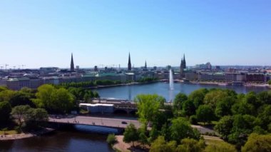 Alster Nehri ile Hamburg şehir merkezinin hava manzarası