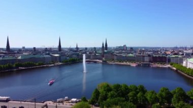 Binnenalster adı verilen Alster Nehri ile Hamburg şehir merkezinin hava manzarası