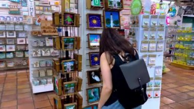 Mallory Meydanı Key West 'te hediyelik eşya aranıyor. Anahtar Batı, Birleşik Devletler - 20 Şubat 2022