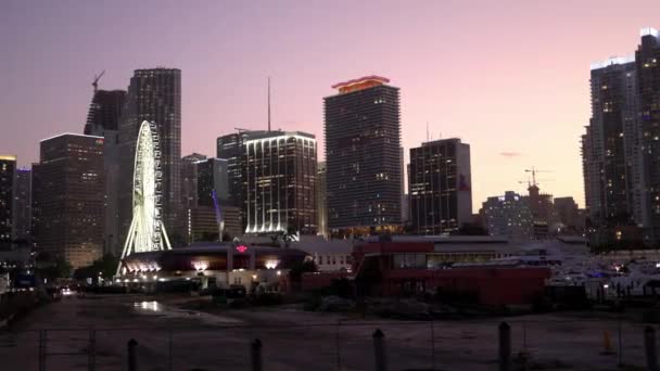 Skyline de Miami por la noche - MIAMI, FLORIDA - 14 DE FEBRERO DE 2022 — Vídeo de stock