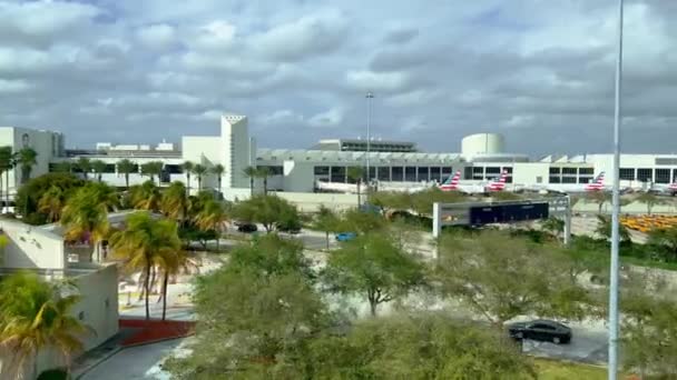 Miami International Airport MIA - MIAMI, SPOJENÉ STÁTY - FEBRUARY 20, 2022 — Stock video