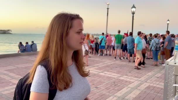 Jovem esperando por um coquetel no cais do pôr-do-sol Key West - CHAVE WEST, ESTADOS UNIDOS - FEVEREIRO 20, 2022 — Vídeo de Stock