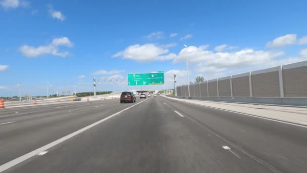 POV Conduzca por una autopista con señal en la calle Aeropuerto Internacional de Miami - MIAMI, FLORIDA - 15 de FEBRERO de 2022 — Vídeo de stock