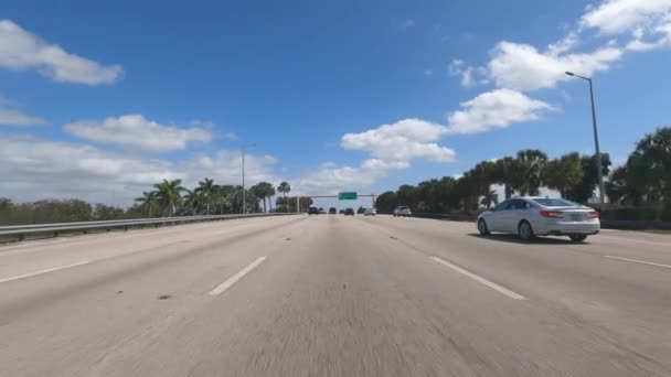 POV Conduzca por una autopista con letrero callejero Palmetto Expressway - MIAMI, FLORIDA - 15 de FEBRERO de 2022 — Vídeos de Stock
